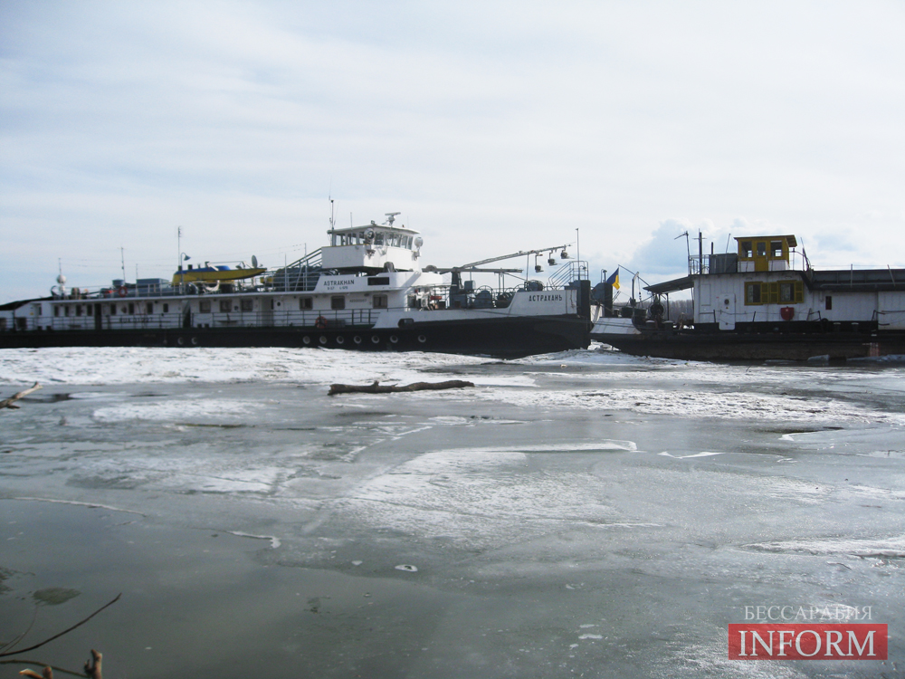 С теплохода по льду украинцы пытались перенести 340 литров дизтоплива