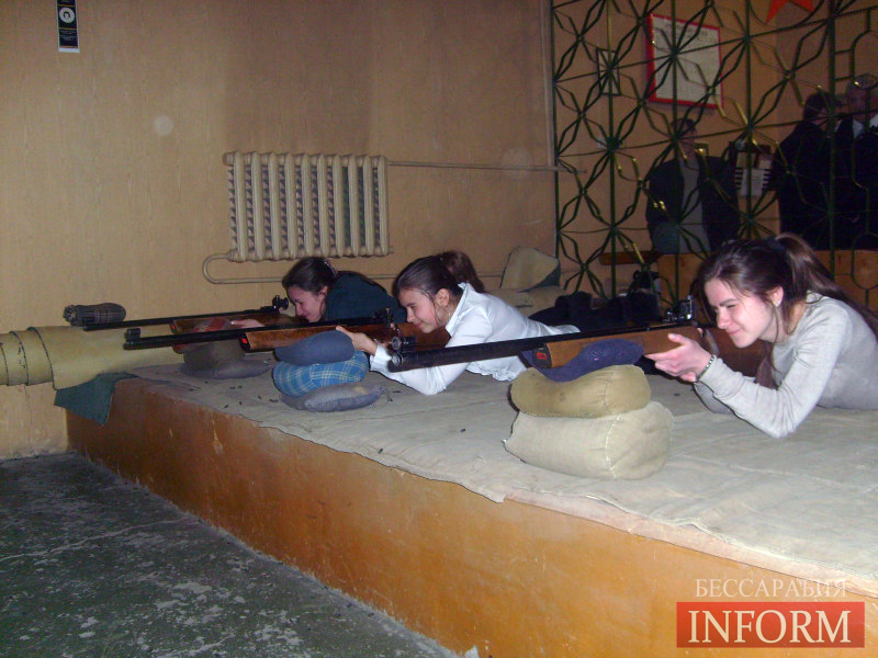 В Измаиле прошли соревнования по стрельбе среди девушек