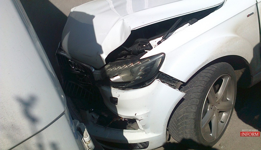 Очередное серьезное ДТП в Измаиле: Audi Q7 протаранила Мерседес и жилой дом.