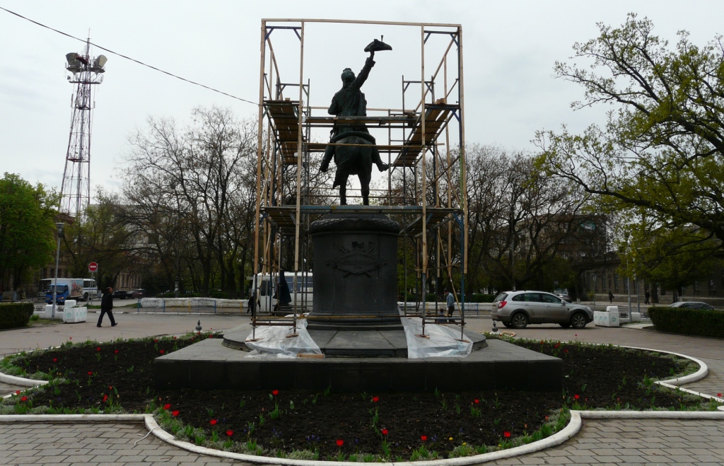 Реставрация памятника Суворову в полном разгаре (фото)
