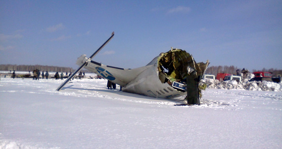 Россия: Под Тюменью упал самолет; 15 человек чудом выжило