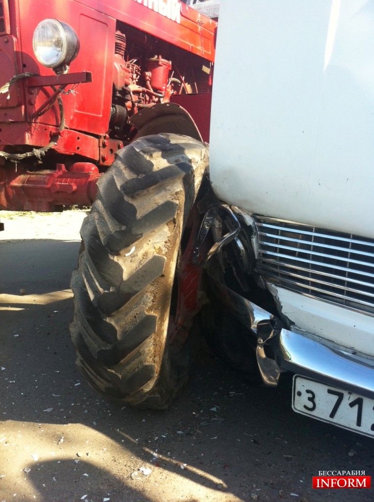 ДТП: в Измаиле трактор атаковал "копейку"