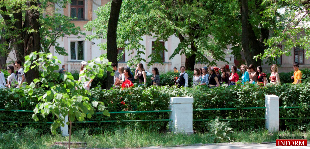 Выпускники Измаила празднуют "День непослушания"  (ФОТО)