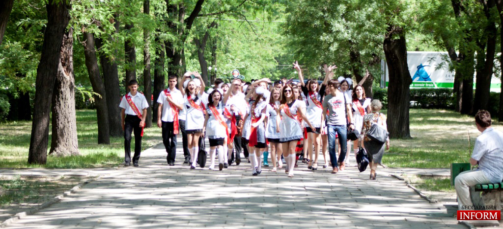 Выпускники измаильских школ: Традиционная прогулка по центральным паркам!