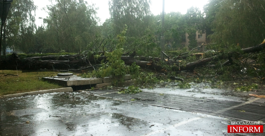 За 30 минут ветер, дождь и град в Измаиле нанесли ущерб на десятки тысяч.