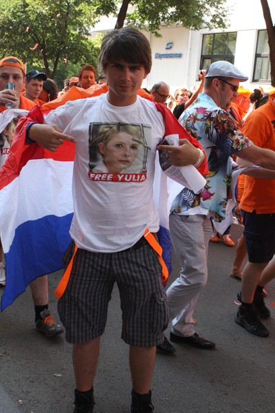 Голландские фаны в Харькове одевают футболки "Free Юля"