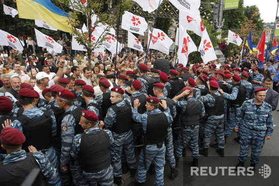 В Харькове у здания Суда протестуют сторонники и противники Тимошенко.