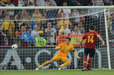 Евро-2012: Испания вышла в полуфинал Евро благодаря дублю Хаби Алонсо