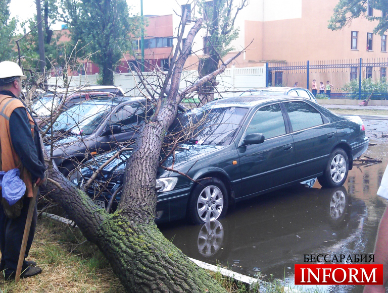 За 30 минут ветер, дождь и град в Измаиле нанесли ущерб на десятки тысяч