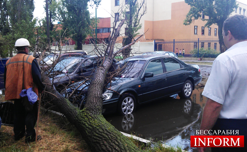 За 30 минут ветер, дождь и град в Измаиле нанесли ущерб на десятки тысяч