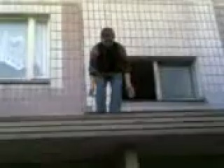 Измаил: правоохранители помешали пьяному парню прыгнуть с крыши