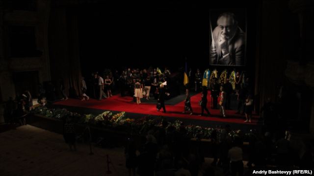В Киеве продолжается церемония прощания с Богданом Ступкой.