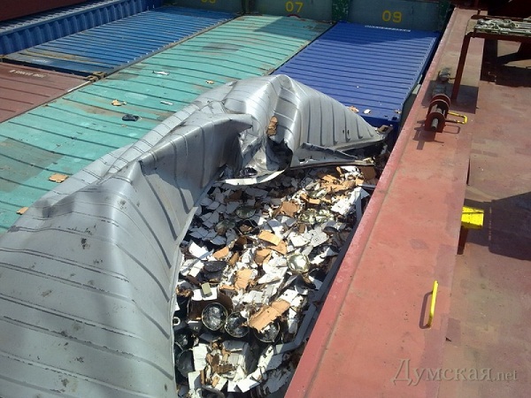 В Ильичёвском порту взорвался контейнер с опасной химией.
