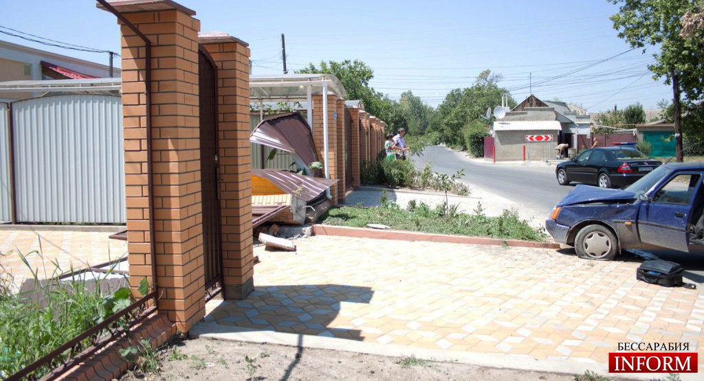 Измаил: Таврия "Славута" снесла забор жилого дома! ФОТО