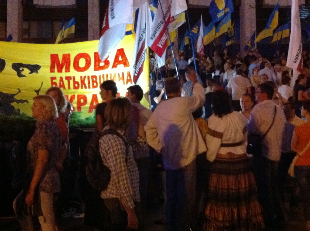 Протест под Украинским домом продержался ночь. Ждут разгона