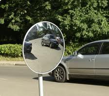 Измаил: В помощь водителем – дорожное зеркало.