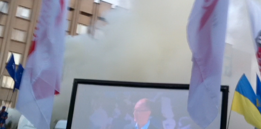 В Измаиле Регионалы пытались сорвать телемост с Яценюком дымовыми шашками (фото, видео)