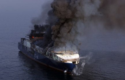 SOS!В Измаиле сгорело иностранное судно! Два человека погибло и еще двое в больнице! (Обновлено)