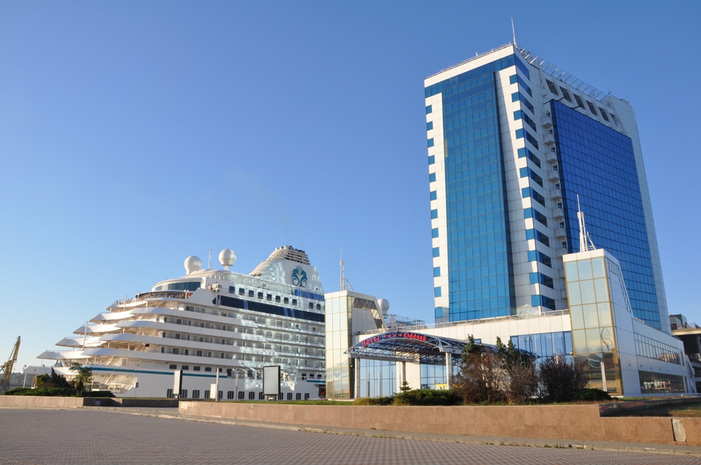 Сегодня в Одесский порт зашли сразу три мегалайнера!