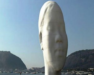 В Бразилии установили гигантскую мечтающую голову.
