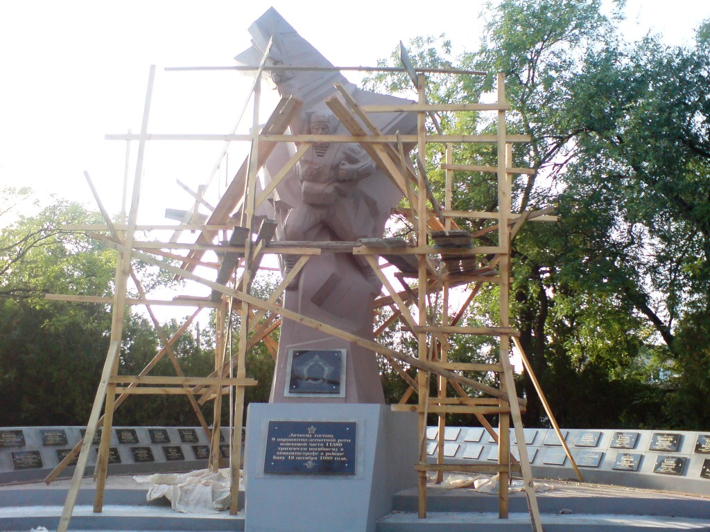 В Болграде реставрируют памятник погибшим десантникам