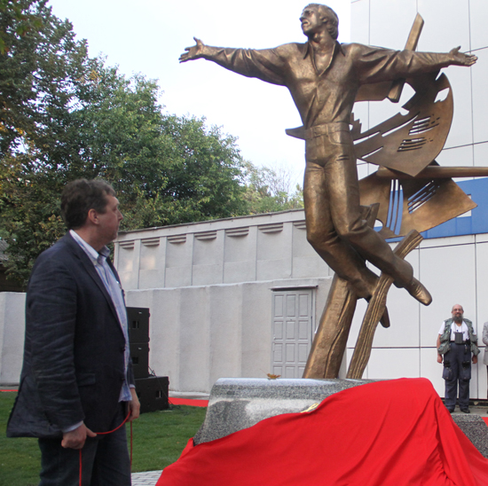 В Одессе установили памятник Высоцкому.