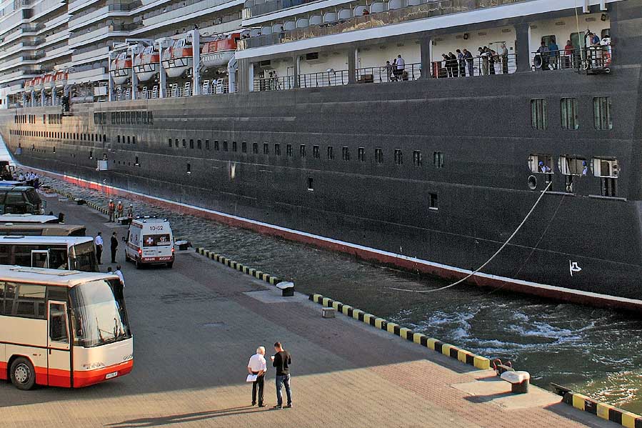Королевский лайнер вошел в порт Одессы.