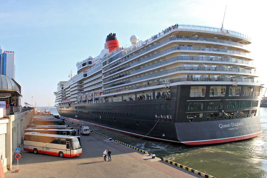 Королевский лайнер вошел в порт Одессы.