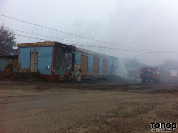 В Саратском р-не горит здание бывшей столовой