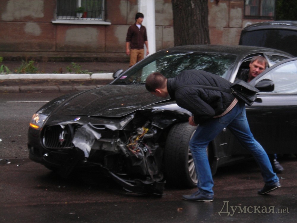 VIP ДТП в Одессе: "Mercedes" протаранил "Mazeratti"