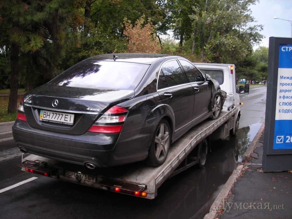 VIP ДТП в Одессе: "Mercedes" протаранил "Mazeratti"