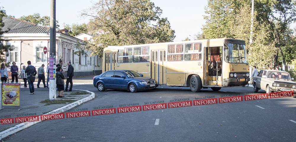 ДТП в центре Измаила: "Ikarus" не поделил дорогу с "Audi A4"