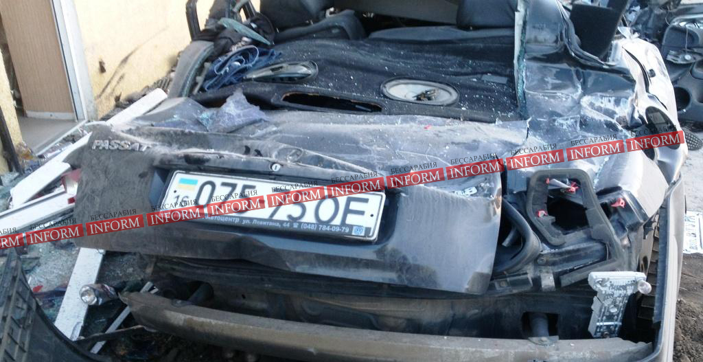 Страшное ДТП в Татарбунарах: "VW Passat" влетел в универсам. Есть жертвы! (фото, видео)