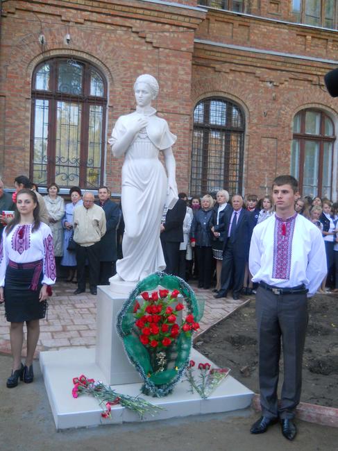 В Белгород-Днестровском открыли памятник Лесе Украинке