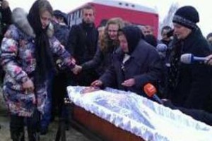 В Киеве похоронили Мазурка. Мама не опознала сына