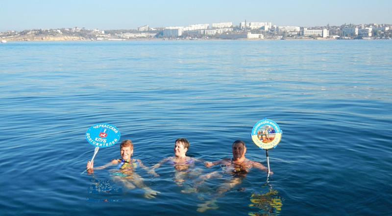 Моржи Придунавья открыли сезон зимнего купания в Крыму