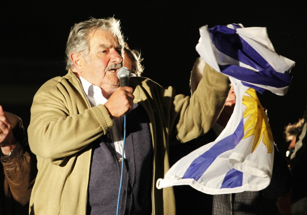 Frente Amplio party presidential candidate Jose Mujica попадает в грязи в Montevideo