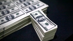 View of counterfeit dollar заметки были отнесены к Департаменту Criminology (Dirincri) в пресс-релизе в Лиме на Октябрь 29, 2013. AFP PHOTO/ERNESTO BENAVIDES