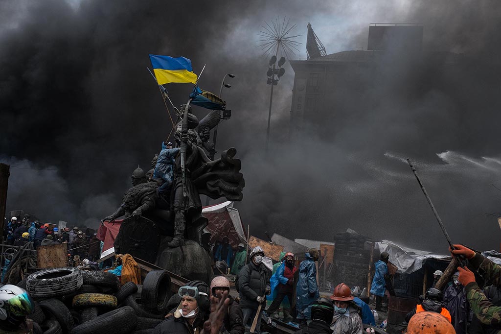 Киев, Украина. 20/02/2014 Riots on Maidan square. Civilians killed by police with Kalashnikov. Более того, 25 might this morning.