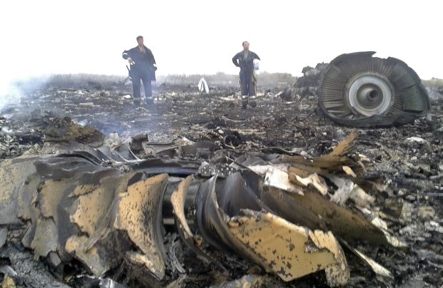 Emergence Ministry members work at the Malaysia Airlines Boeing 777 план crash в районе Грабово в Донецкой области