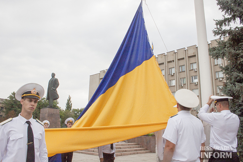 v-izmaile-podnyali-glavny-flag (5)