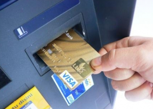 Как-правильно-вставят-карту-в-банкомат