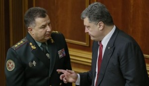 Poltorak speaks with President Poroshenko in the Ukrainian parliament in Kiev