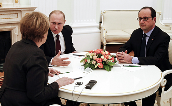 Russia's President Putin едет в Германию Chancellor Merkel as French President Hollande looks on during meeting on resolving Ukraine crisis в Kremlin in Moscow