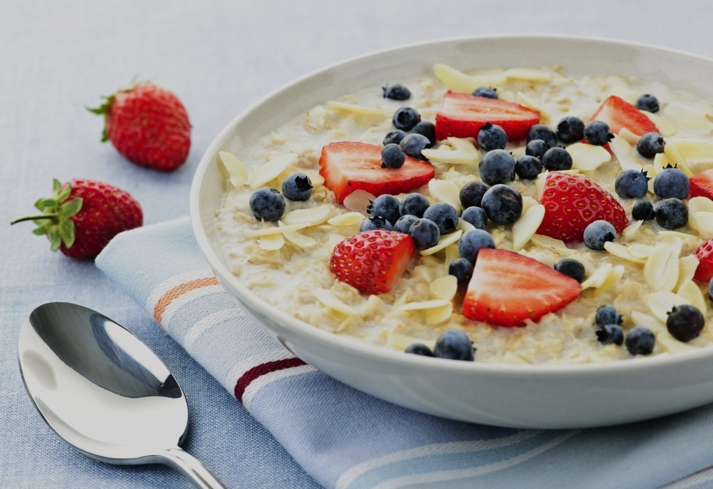 oatmeal-with-berries-1024x702