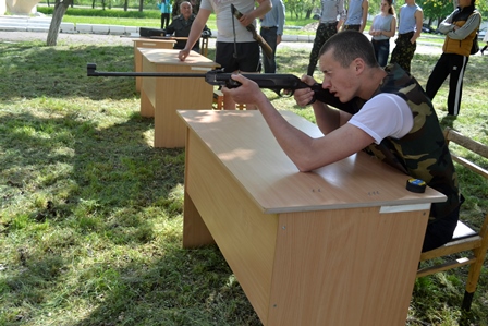 Школьники Болградского района соревновались в перетягивании каната и строевой подготовке.