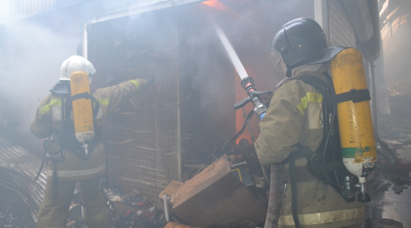 пожарные тушат огонь на рынке Северный