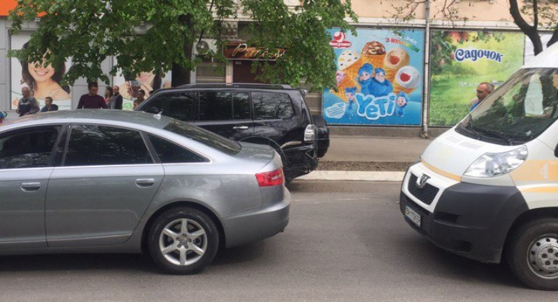 Авария на "сквозняке" в Измаиле: Daewoo врезалось в припаркованные автомобили