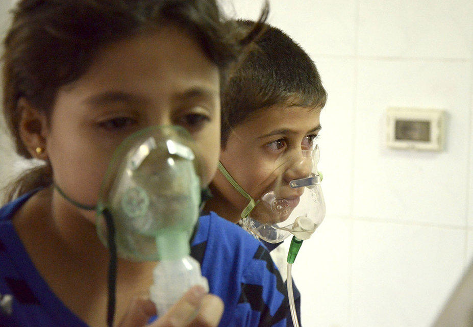 Children, affected by what activists say was a gas attack, breathe through oxygen masks in the Damascus suburb of Saqba, August 21, 2013. Syria's opposition accused government forces of gassing hundreds of people on Wednesday by firing rockets that released deadly fumes over rebel-held Damascus suburbs, killing men, women and children as they slept. REUTERS/Bassam Khabieh (SYRIA - Tags: POLITICS CIVIL UNREST CONFLICT TPX IMAGES OF THE DAY) - RTX12SPS