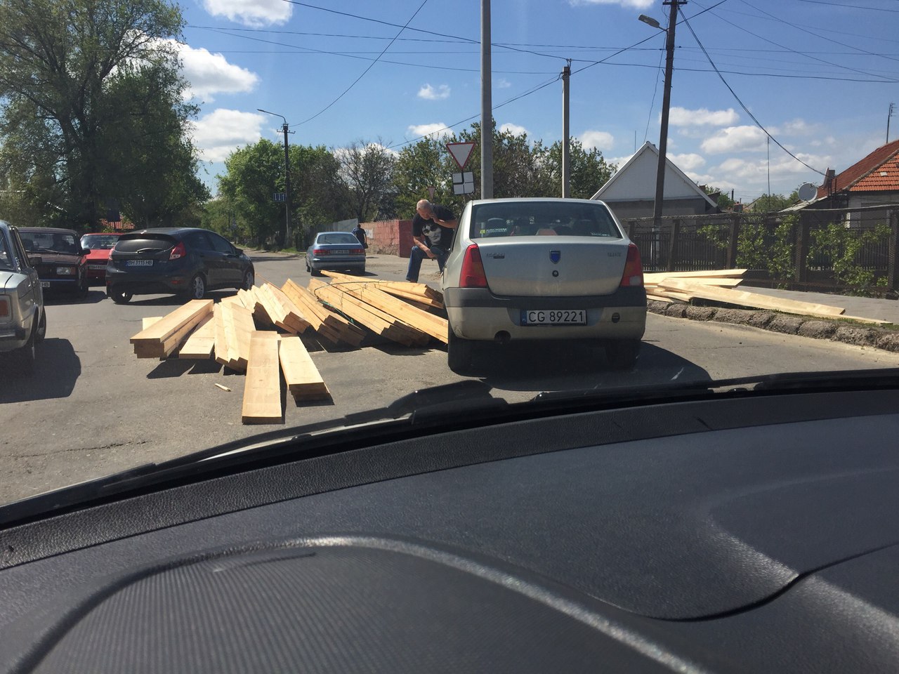 В Белгород-Днестровском водитель фуры "уронил" свой груз на легковой автомобиль